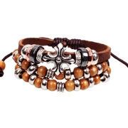 Détail d'un bracelet vintage multicouche en cuir avec perles en bois et croix argentée