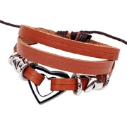 Détail d'un bracelet multicouche en cuir marron avec pendentif en forme de cœur argenté