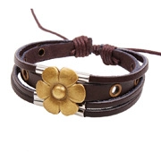 Détail d'un bracelet en cuir multicouche avec fleur en métal bronze et cordon réglable