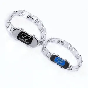 Détail de montres bracelets pour couple avec cadrans cœur noir et bleu et texte gravé