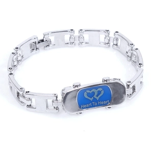 Détail du bracelet à maillons argentés avec breloque cœur bleue et fermoir pliant