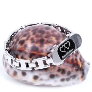 Bracelet chaîne argenté poli avec plaque Heart to Heart sur un coquillage naturel
