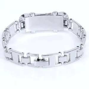 Détail du bracelet chaîne à maillons en H argenté avec plaque centrale rectangulaire