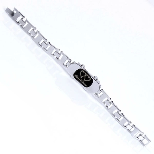 Détail du bracelet chaîne argenté avec plaque ovale gravée Heart To Heart et deux cœurs