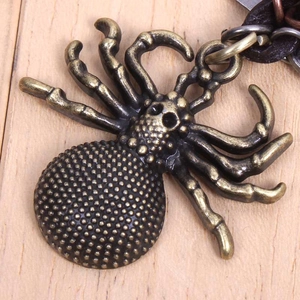 Détail macro du pendentif araignée en bronze antique avec texture et cordon en cuir noir