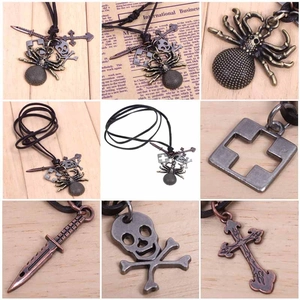 Vue macro détaillée des pendentifs araignée, médaille crâne et dague sur cordon en cuir