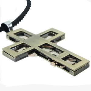 Colgante de cruz doble capa de bronce vintage con cordón negro trenzado