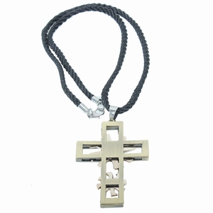 Collar clásico con colgante de doble cruz calada, cuerda negra y cierre de metal resistente