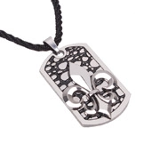 Détail macro du pendentif ancre pour homme avec fleur de lys argentée sur corde tressée
