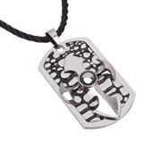 Macro d'un pendentif plaque d'identité pour homme avec relief d'ancre et texture noire
