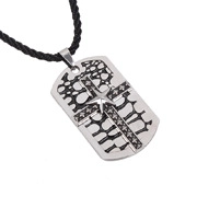 Détail du pendentif plaque militaire pour homme avec croix gravée et étoile centrale