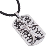 Vue détaillée du pendentif croix étoile en argent sur plaque rectangulaire et cordon noir