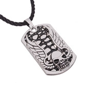 Détail du pendentif plaque d'ancre gothique avec crâne et ailes en fini argent