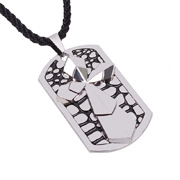 Détail du pendentif croix pour homme en acier avec texture alvéolée noire et cordon