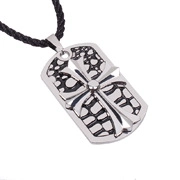 Détail du pendentif rectangulaire argenté avec motif de texture en nid d'abeille noir