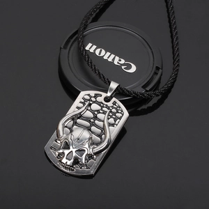 Vintage-Gothic-Halskette mit gehörntem Totenkopf-Anhänger, Reliefmuster und Kordelband