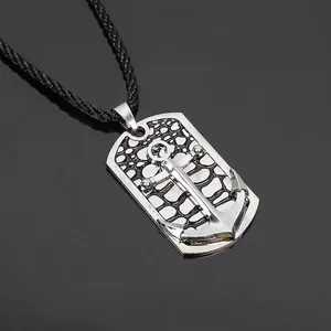 Pendentif ancre pour homme style punk avec cordon noir tressé sur fond réfléchissant