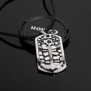 Pendentif ancre nautique avec texture crocodile sur cordon tressé noir pour homme