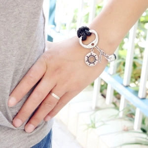 Bracelet en cuir tressé pour homme avec pendentif soleil et bague porté en extérieur