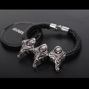 Men's punk braided leather bracelet with silver skull charms and magnetic clasp