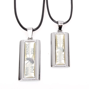 Set di collane per coppia in argento con pendenti rettangolari e motivo ad ombrello