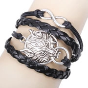 Gros plan d'un bracelet multicouche en cuir avec pendentif tête de loup et signe infini