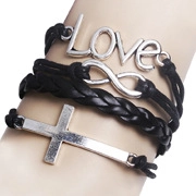 Détail du bracelet tissé multicouche avec breloques Love, Infinity et croix argent