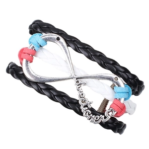 Bracelet infini multicouche tressé bohème avec breloque dreamer sur fond blanc