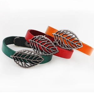 Retro-Metallblatt-Anhänger an bunten Lederarmbändern in Rot- und Grüntönen