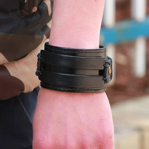 Brazalete ancho de cuero negro retro para hombre con remaches de metal y costuras punk