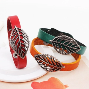Set aus Retro-Lederarmbändern mit hohlen Metallblättern und praktischem Druckknopf