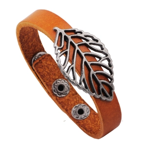 Vintage braunes Lederarmband mit antiksilbernem Hohlblatt-Anhänger und Druckknopf