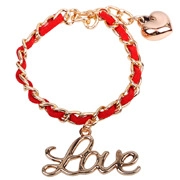 Dettaglio del bracciale intrecciato rosso e oro con scritta Love e cuore
