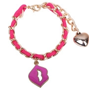 Dettaglio del braccialetto a catena dorata con nastro rosa e ciondolo a labbra