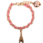 Dettaglio bracciale intrecciato rosa con ciondoli torre Eiffel e cuore dorati