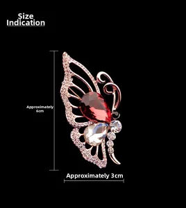 Détails de la broche papillon rouge en or rose avec dimensions de 6cm de haut et 3cm de large