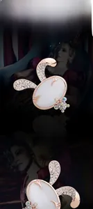 Dettaglio della spilla a coniglio oro rosa con strass e pietre di opale bianco