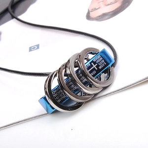 Collier style punk avec pendentif rectangulaire bleu et anneaux gris foncé imbriqués