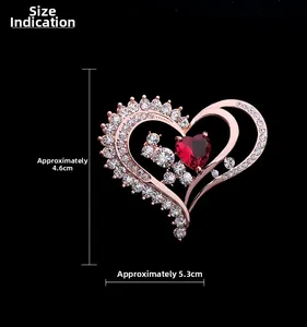 Détails de la broche cœur en or rose avec pierre rouge et cristaux étincelants