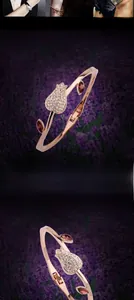 Détail du bracelet tulipe en or rose avec diamants blancs et gemmes rouges sur lavande