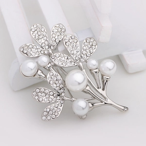 Spilla fiore in argento elegante con cristalli scintillanti e perle bianche da donna