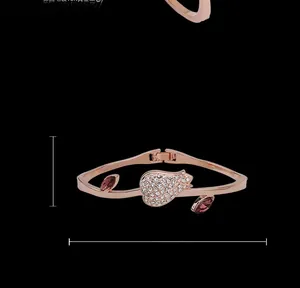 Détail du bracelet tulipe en or rose avec diamants blancs et dimensions de l'objet