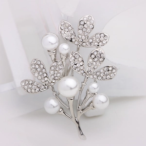 Elegante spilla a ramo con perle bianche e cristalli lucenti su base in metallo argento