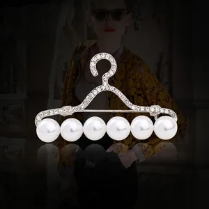 Broche Créative en Forme de Cintre en Alliage pour Femmes Élégante avec Strass et Künstliche Perles de Culture Blanches Bijou Accessoire Vêtement