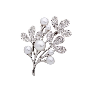 Elegante spilla a ramo d'argento con perle bianche e foglie di cristallo su sfondo bianco