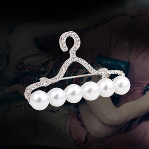 Élégante broche cintre en argent avec strass brillants et six perles blanches pour femme