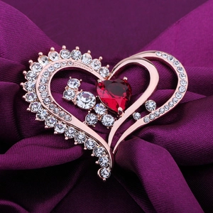 Broche cœur étincelante avec pierre rouge et strass blancs sur soie violette