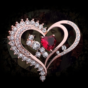 Élégante broche double cœur en or rose avec une grande pierre rouge et des strass pavés