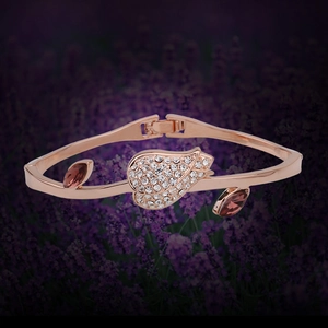 Bracelet tulipe en or rose avec diamants blancs et gemmes violettes sur fond lavande