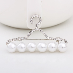 Broche élégante en forme de cintre avec strass brillants et six perles blanches